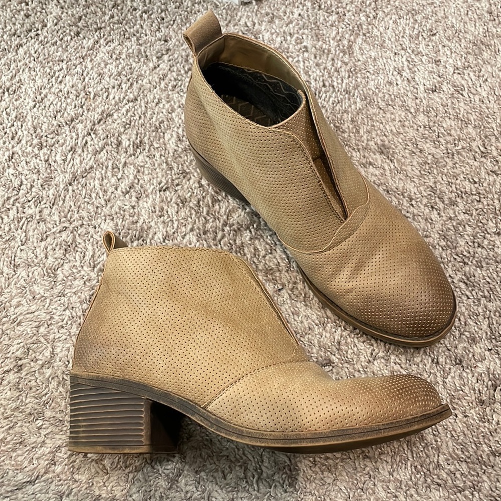 Tan Billabong booties size 8